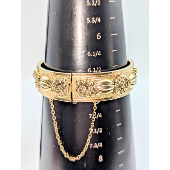 VTG Repousse Art Nouveau Raised Floral Design Gold Tone Bangle Bracelet Safety - Picture 3 of 5